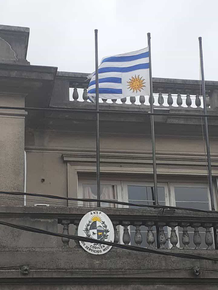 IMG_20230128_123432_718 Bandera al revés en edificio de la ANEP. Militarmente la bandera puesta al revés indica que el lugar fue tomado por el enemigo y hay rehenes dentro. Hoy el enemigo globalista ha tomado la educación pública.